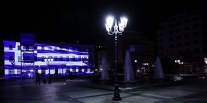 Το φωταγωγημένο δημαρχείο Αθηνών