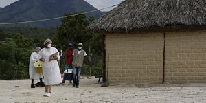 Υγειονομικοί σε φτωχογειτονιά της Βραζιλίας