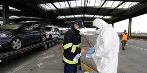 Υγειονομικός κάνει απολύμανση