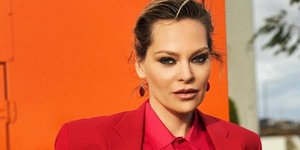 Η Υβόννη Μπόσνιακ με κόκκινο σύνολο