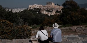 Ζευγάρι στην ηλιόλουστη Αθήνα