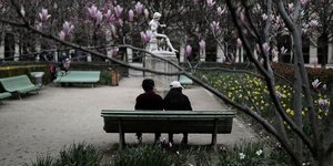 Ζευγάρι σε παγκάκι στο Παρίσι