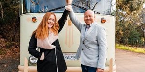 Ο Τζόζεφ και η Ινέζ Τζάκλινγκ μπροστά στο ανακαινισμένο σχολικό λεωφορείο των παππούδων του Τζος