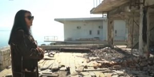 Η Ζωζώ Σαπουντζάκη στα ερείπια του σπιτιού της στην Κινέτα