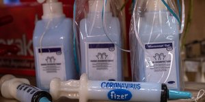 Λαμπάδα εμβόλιο pfizer και αντισηπτικό