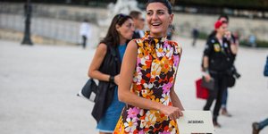 γυναίκα με φόρεμα στην εβδομάδα μόδας