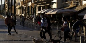 Πολίτες στην Κύπρο με μάσκες προστασίας από τη μετάδοση του κορωνοϊού