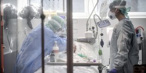Γιατροί στη μάχη της διάσωσης ασθενούς της Covid-19 σε ΜΕΘ νοσοκομείου του Μπέργκαμο την άνοιξη του 2020