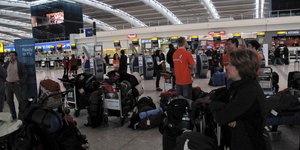 Ταξιδιώτες στο αεροδρόμιο του Χίθροου στο Λονδίνο
