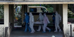 Μεταφορά θύματος της Covid-19 σε κρεματόριο κοντά στο Μουμπάι