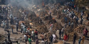 Νεκρικές πυρές θυμάτων της Covid-19 σε αυτοσχέδιο κρεματόριο στο Νέο Δελχί της Ινδίας