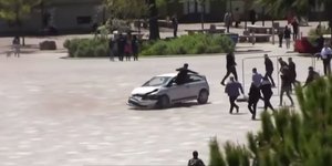 H στιγμή που ο άνδρας πηδά στο ΙΧ σε κεντρική πλατεία των Τιράνων