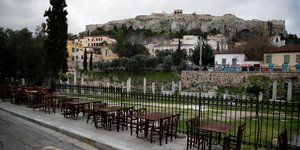 Κατάστημα εστίασης με φόντο την Ακρόπολη