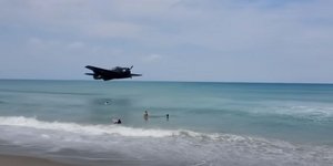 Αεροπλάνο πραγματοποιεί αναγκαστική προσγείωση σε παραλία της Φλόριντα