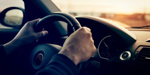 Οδηγός αυτοκινήτου στο τιμόνι