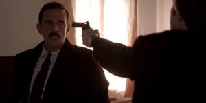 Ο Αναστάσης Ροϊλός στον ρόλο του Νικηφόρου σημαδεύει τον Δούκα, που υποδύεται ο Λεωνίδας Κακούρης, στις «Άγριες Μέλισσες»