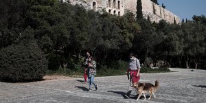 Πεζοί κάτω από την Ακρόπολη