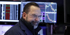 άνδρας εργαζόμενος σε χρηματιστήριο