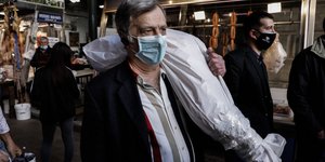 άνδρας κουβαλάει αρνί για πασχαλινό τραπέζι