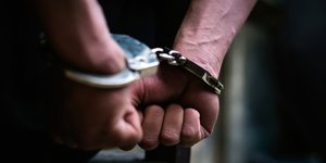 ανδρικά χέρια με χειροπέδες