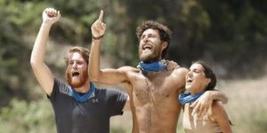 Η Άννα  Μαρία Βέλλη πανηγυρίζει αγκαλιά με τον Νίκο Μπάρτζη και τον James Καφετζή στο Survivor 4 