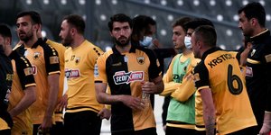 Ο Ανσαριφάρντ μαζί με άλλους παίκτες της ΑΕΚ μετά το τέλος του αγώνα με τον Ολυμπιακό