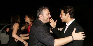 Αντώνης Ρέμος και Σάκης Ρουβάς χαιρετιούνται 