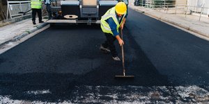 ασφαλτόστρωση δρόμων από εργάτες