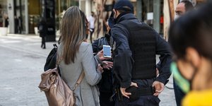 αστυνομια κοιταει κινητο