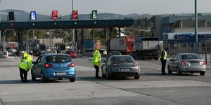 Αστυνομικοί κάνουν ελέγχους σε αυτοκίνητα στα διόδια