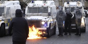 Μολότοφ σε όχημα αστυνομικών στο Μπέλφαστ