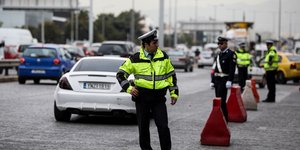 Αστυνομικός σε έλεγχο αυτοκινήτων στην εθνική οδό