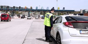 Αστυνομικός κάνει έλεγχο σε όχημα στα διόδια