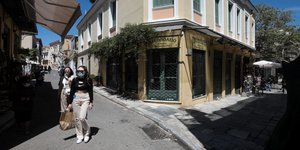 Πεζοί σε σοκάκι της Αθήνας