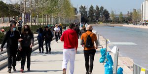 άτομα με μάσκα κάνουν βόλτα σε Σταύρο Νιάρχο