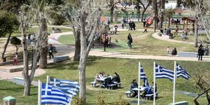 άτομα σε πάρκο τηρώντας μέτρα μετακίνησης για κορωνοϊό