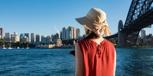 kopela me kapelo se thalassa australias