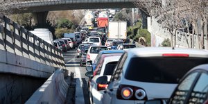 αυτοκίνητα σε δρόμο