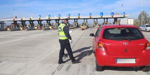 Η Αστυνομία κάνει έλεγχο σε όχημα στα διόδια