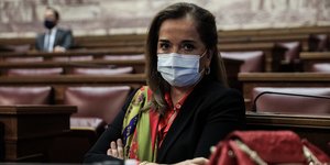 Η Μπακογιάννη με μάσκα στη Βουλή