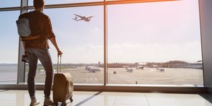 Ενας νεαρός με τη βαλίτσα του στο αεροδρόμιο