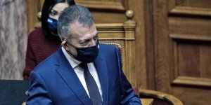 Ο Βρούτης στη Βουλή με μάσκα