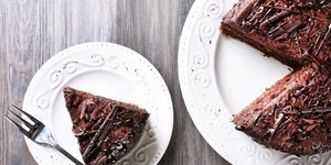 κέικ σοκολάτα σε πιάτα 