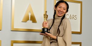 Η Κλόε Ζάο με το Οσκαρ