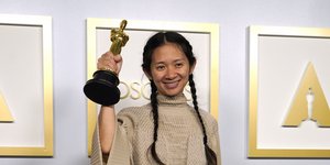 H Κλόε Ζάο με λευκά sneakers στο red carpet