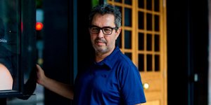 Χρήστος Χατζηπαναγιώτης με μπλε μπλούζα