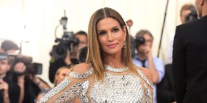 Η Σίντι Κρόφορντ με φόρεμα