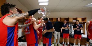 Οι παίκτες της ΤΣΣΚΑ πανηγυρίζουν στα αποδυτήρια