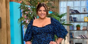 Δανάη Μπάρκα με φόρεμα