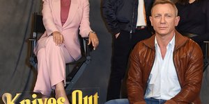 Ο Ντάνιελ Κρεγκ με καφέ δερμάτινο